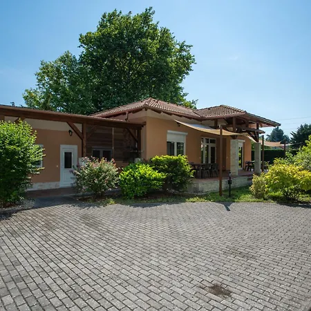 Lelle Corso Apartmanhaz Διαμέρισμα Balatonlelle